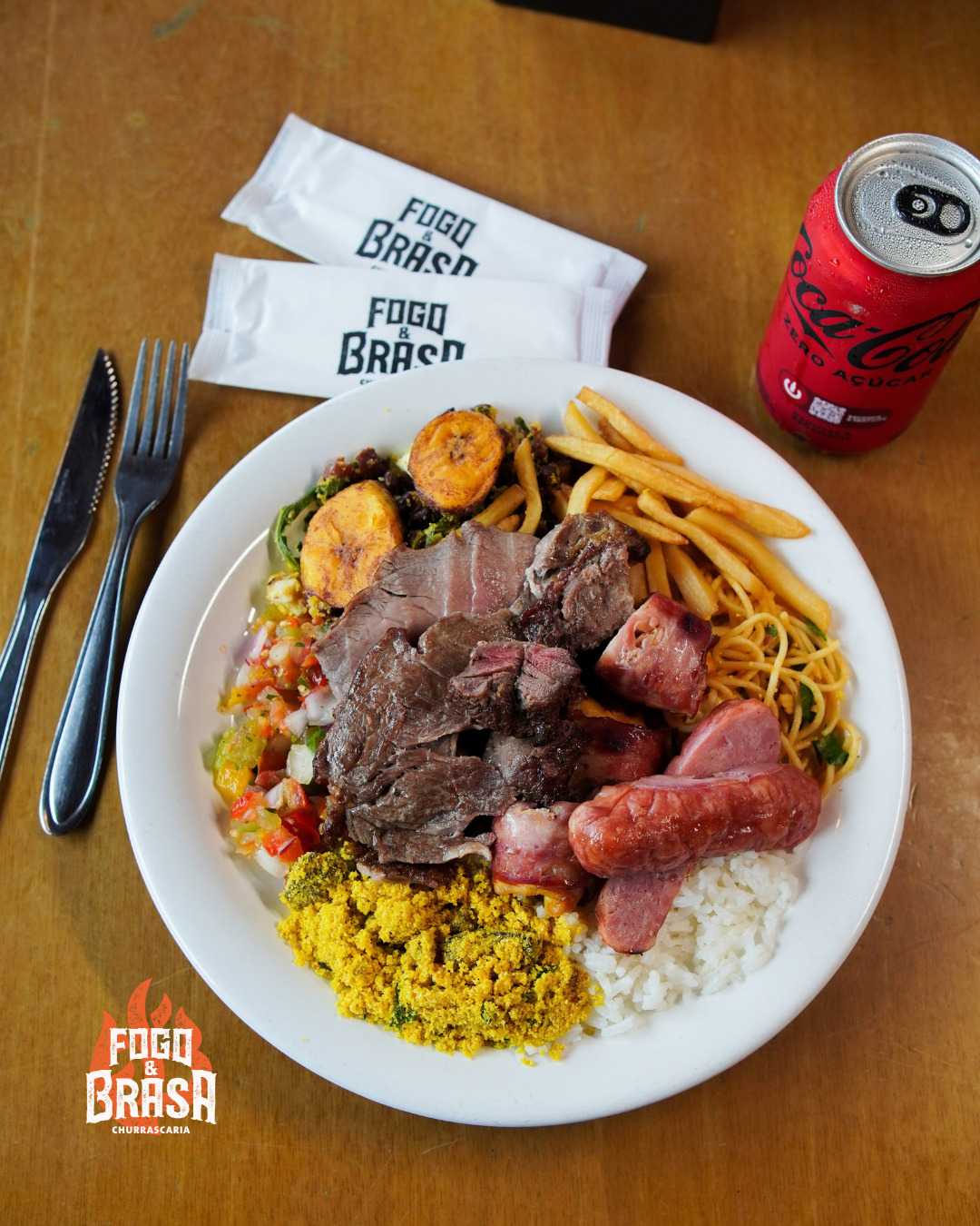 Prato do self-service com picanha, linguiça, farofa, arroz, vinagrete, banana frita, batata frita e macarrão