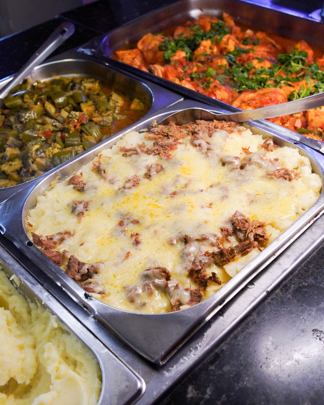 Escondidinho de carne desfiada com queijo gratinado no buffet