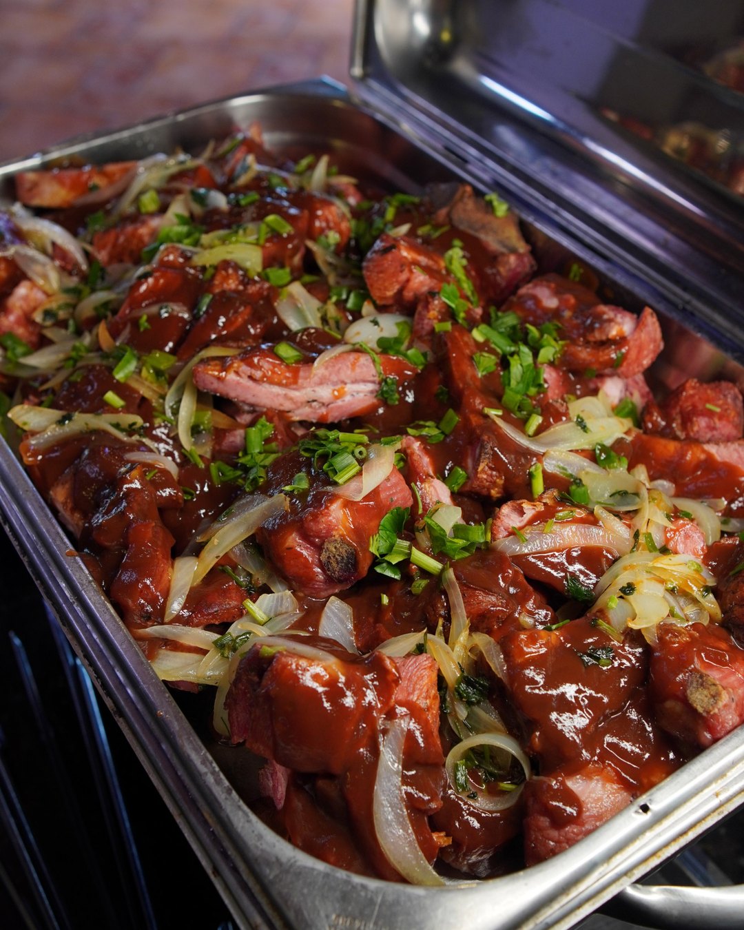 Costelinha de porco ao molho barbecue com cebola e cheiro-verde