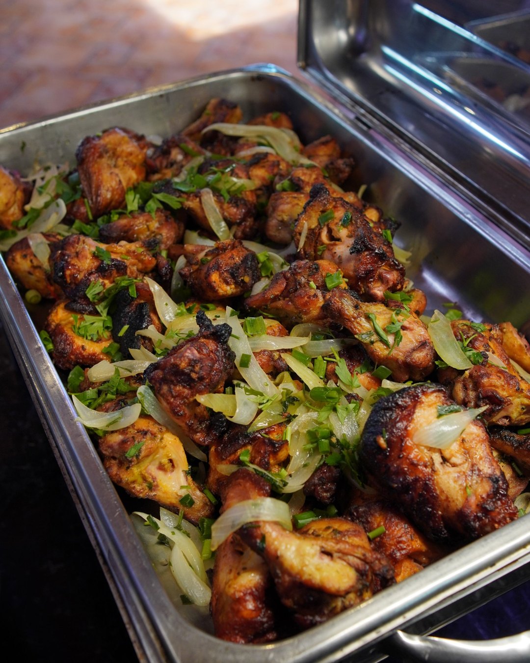Frango assado com cebola e salsinha