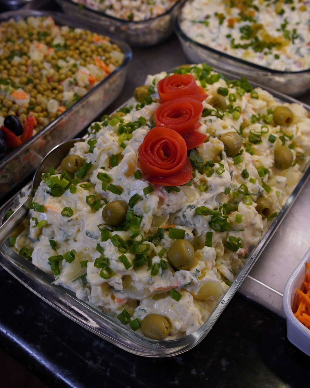 Salada de maionese com azeitonas e rosas de tomate